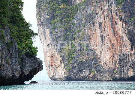Limestone rocks and sea 20630777