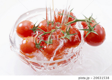 水と鮮やかなトマト 20631538