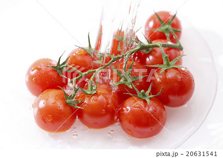 水と鮮やかなトマト 20631541