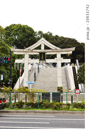 東京観光スポット 山王日枝神社の山王鳥居とエスカレーターのある参道階段 縦位置の写真素材