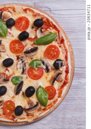 half mushroom pizza with olives, tomato and basil 20634711