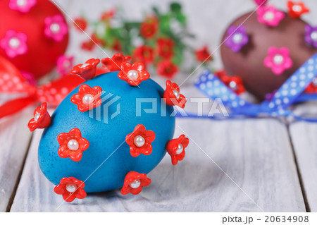 Easter eggs with bows and flowers 20634908