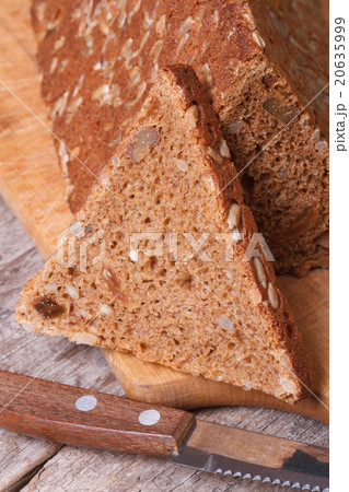 bread sliced with sunflower seeds, nuts and raisin 20635999