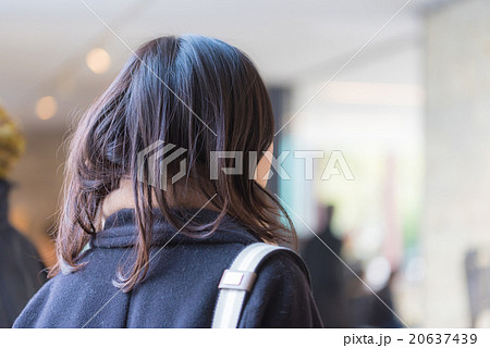 マフラーした女の子の後ろ姿の写真素材