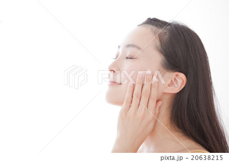 女性　顔のスキンケアイメージ 20638215
