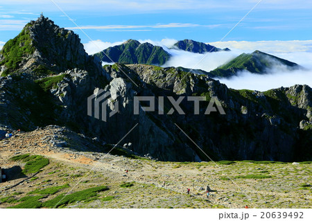 中央アルプス・木曽駒ヶ岳の登りから宝剣岳と空木岳方面の眺め 20639492