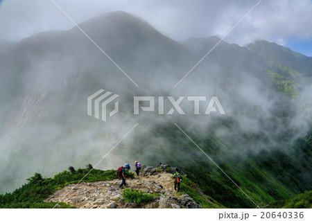 雲湧く中央アルプス・空木岳への縦走路 20640336