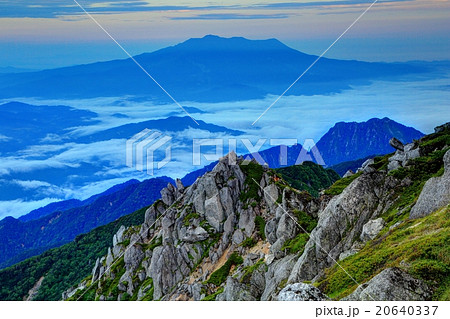中央アルプス・空木岳から望む黎明の御嶽 20640337