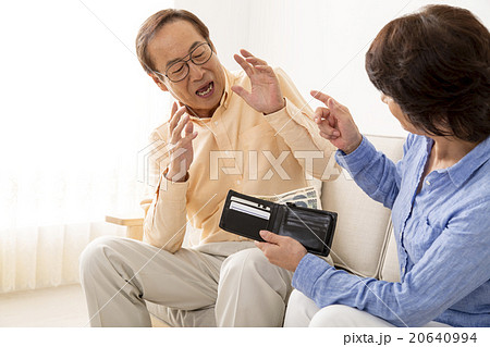 無駄遣いを妻に責められるシニア夫 20640994