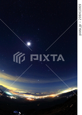 富士山山頂から東京方面の夜景と月 星空の写真素材
