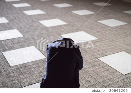 路上でうずくまる女性 20641206