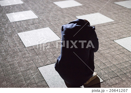 路上でうずくまる女性 路上でうずくまる女性 20641207