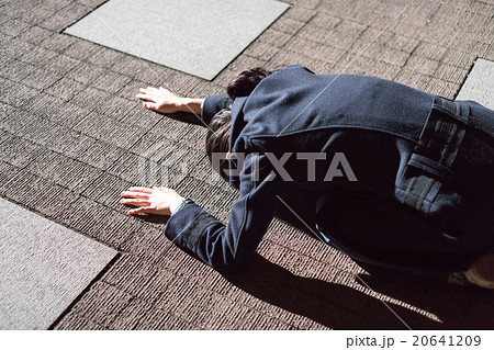 路上でうずくまる女性 路上でうずくまる女性 20641209