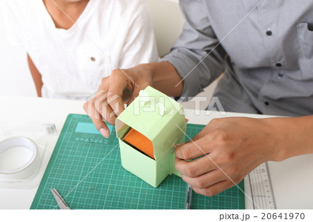 夏休みの工作 貯金箱作り 3.父手伝う 夏休みの工作 貯金箱作り 3.父手伝う 20641970