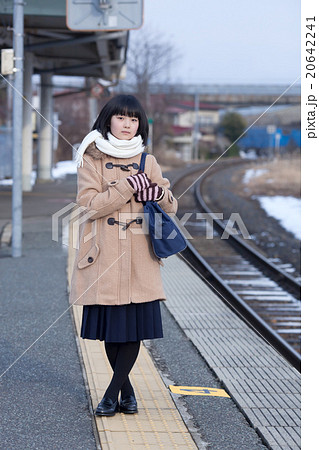 田舎の無人駅で電車を待つ女子中学生の写真素材
