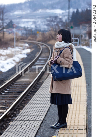 田舎の無人駅で電車を待つ女子中学生の写真素材