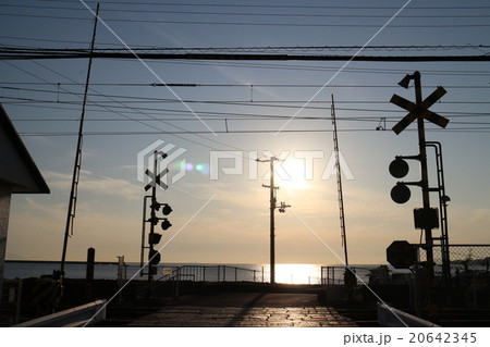 梅津寺駅付近の踏み切りと夕景 梅津寺駅付近の踏み切りと夕景 20642345
