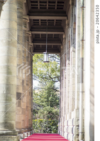 大阪府大阪市北区の旧桜ノ宮公会堂の石柱と赤い絨毯 20642350