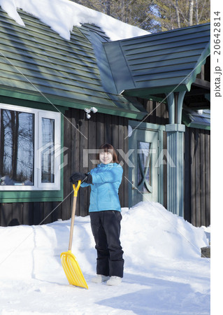 雪かきする女性 20642814