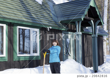 雪かきする女性 雪かきする女性 20642816