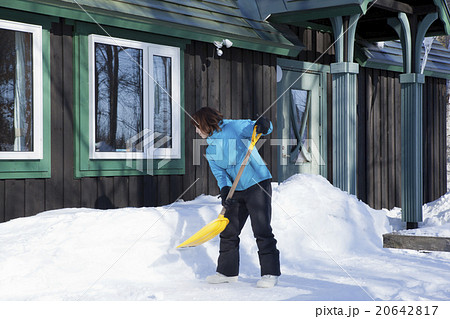 雪かきする女性 雪かきする女性 20642817