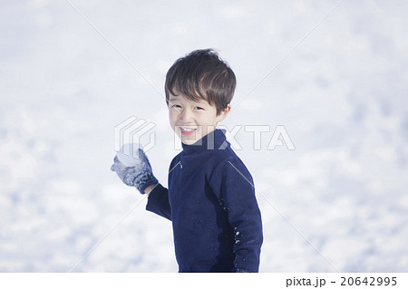 雪で遊ぶ子供 雪で遊ぶ子供 20642995