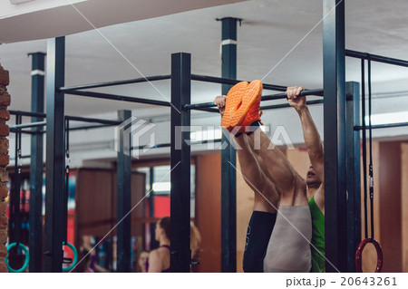 Man doing exercises on the horizontal bar 20643261