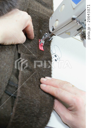 Work on the sewing machine. 20643871