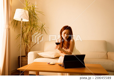 お酒を飲む女性 お酒を飲む女性 20645589