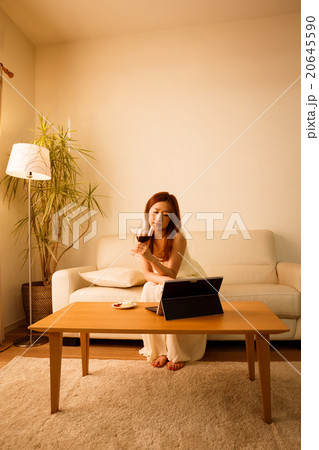 お酒を飲む女性 20645590