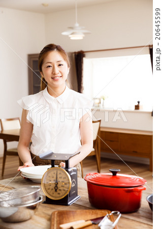 料理をする女性 20645599