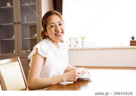 笑顔の女性 20645626