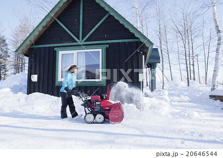 除雪する女性 除雪する女性 20646544