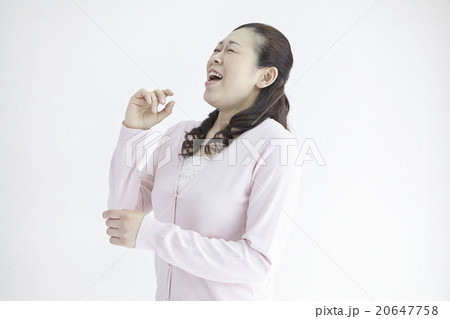 40代女性くしゃみのポーズ、号泣ポーズ、自然光白バック 20647758