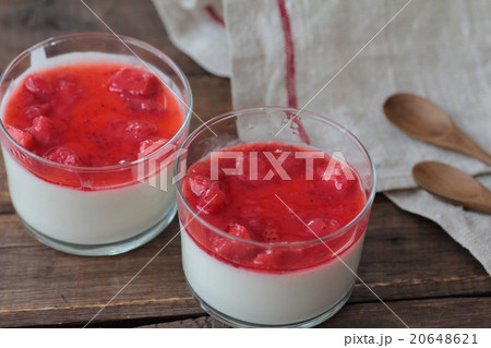 ガラスカップに作ったイチゴの二層ヨーグルトゼリー 20648621