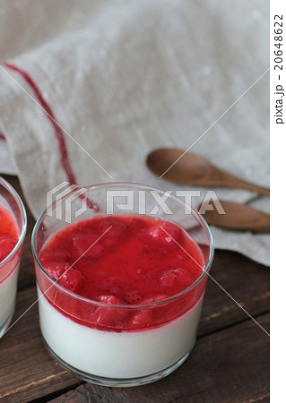 ガラスカップに作ったイチゴの二層ヨーグルトゼリー ガラスカップに作ったイチゴの二層ヨーグルトゼリー 20648622