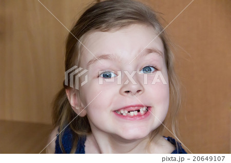 Girl makes faces Girl makes faces 20649107