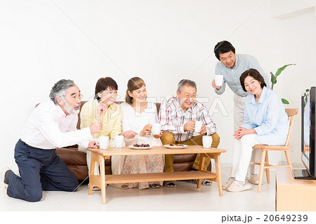 TV観戦するシニア 20649239