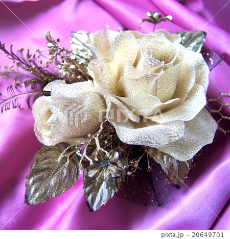 金色のバラのコサージュ（ハンドメイド） 20649701