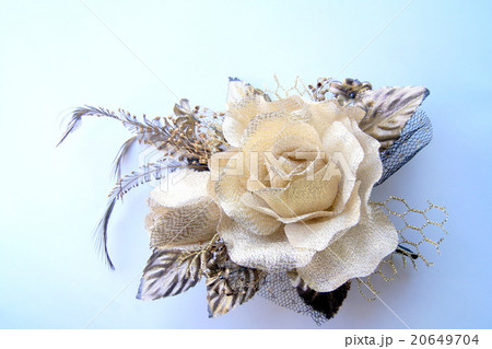 金色のバラのコサージュ（ハンドメイド） 20649704