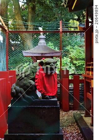 東京観光スポット・山王日枝神社末社脇の古い狛犬像・縦位置 20649894