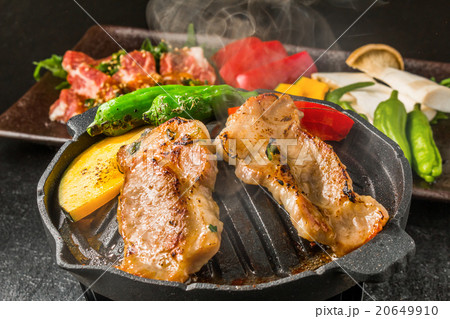 ブランド黒豚でカリカリ焼きとん Iron pan pork roasted meat 20649910