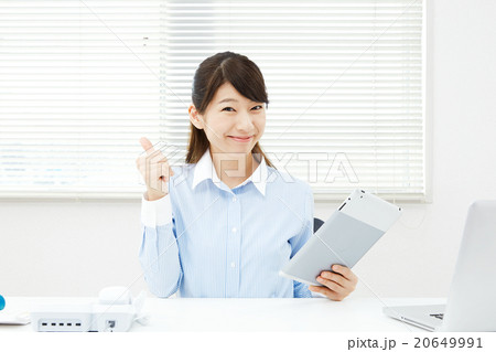 ビジネスウーマン オフィス グッドサイン タブレット持ち ビジネスウーマン オフィス グッドサイン タブレット持ち 20649991