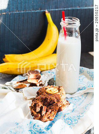 oatmeal cookies with chocolate and banana, milk 20650217