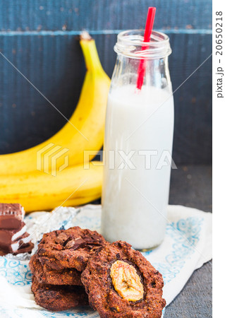 oatmeal cookies with chocolate and banana, milk 20650218