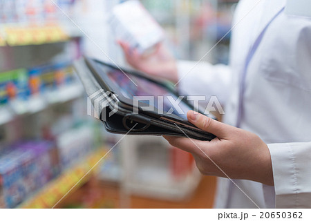 薬剤師がタブレットで発注業務を行う 20650362