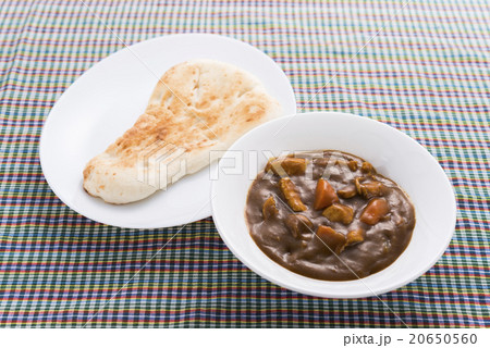 チキンカレーとナン 20650560