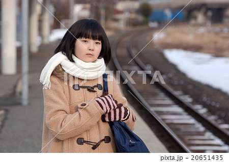 電車通学をする女子中学生の写真素材