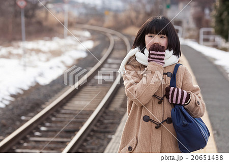 電車通学をする女子中学生 20651438
