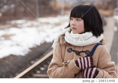 電車通学をする女子中学生 20651440